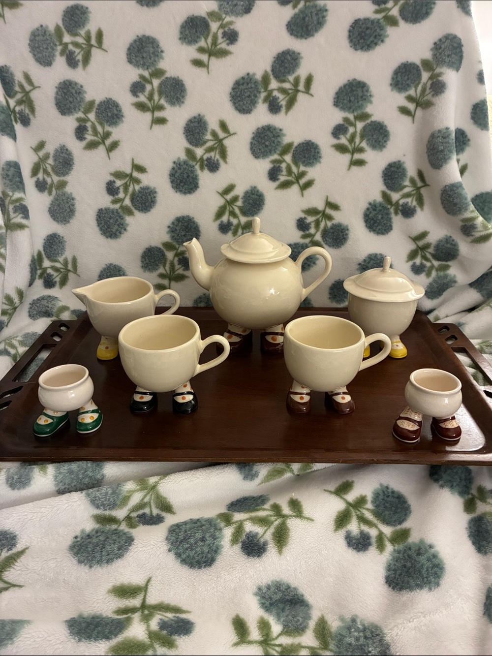 Cream Ceramic Tea Set with Cute Shoe Feet - Home Kitchen